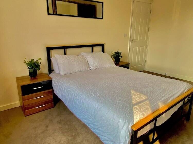 レジデンス Impeccable 3 Bed House In Thames Ditton