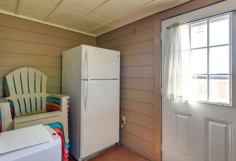 Deck & Grill: Sunny Cottage In Crystal Beach!