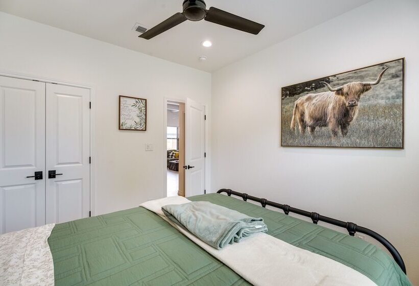 Updated New Braunfels Home W/ Fire Pit!