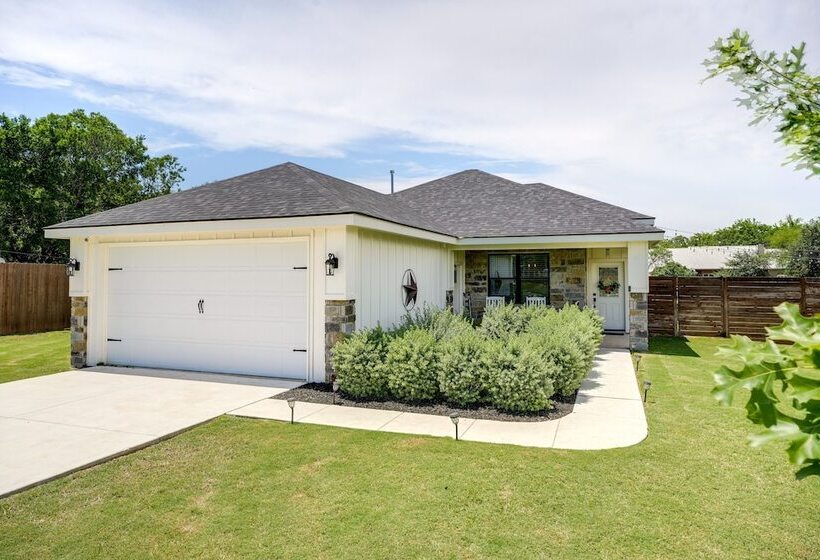 Updated New Braunfels Home W/ Fire Pit!