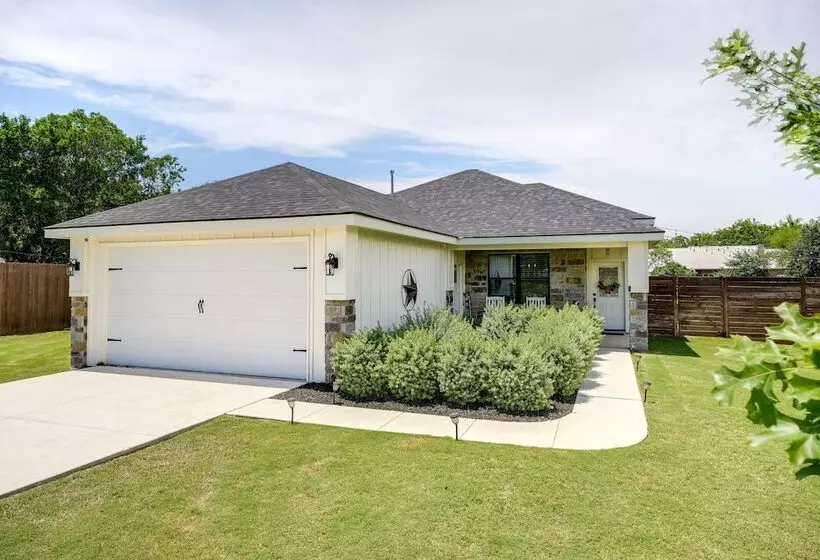 Updated New Braunfels Home W/ Fire Pit!