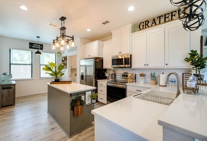 Updated New Braunfels Home W/ Fire Pit!