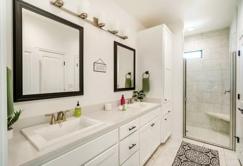 Updated New Braunfels Home W/ Fire Pit!