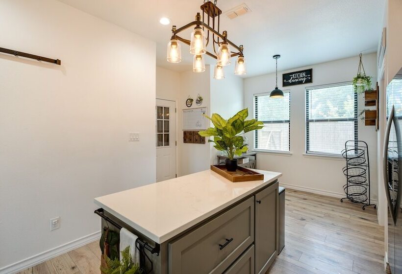 Updated New Braunfels Home W/ Fire Pit!