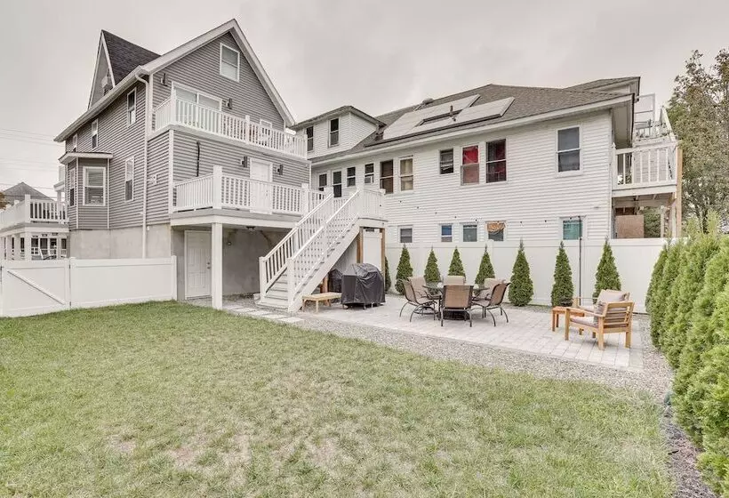 Wildwood Home W/ Deck   Walk To Beach + Boardwalk!