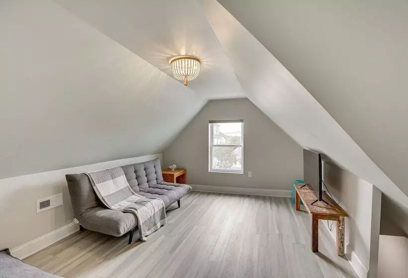 Wildwood Home W/ Deck   Walk To Beach + Boardwalk!