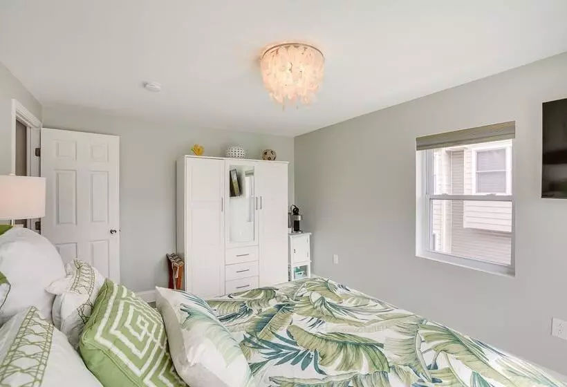 Wildwood Home W/ Deck   Walk To Beach + Boardwalk!