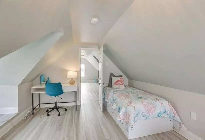 Wildwood Home W/ Deck   Walk To Beach + Boardwalk!