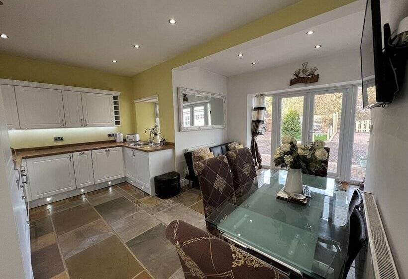 3 Bedrooms 2 Bath Cottage Balcony Garden Dogs Free