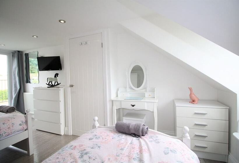 3 Bedrooms 2 Bath Cottage Balcony Garden Dogs Free