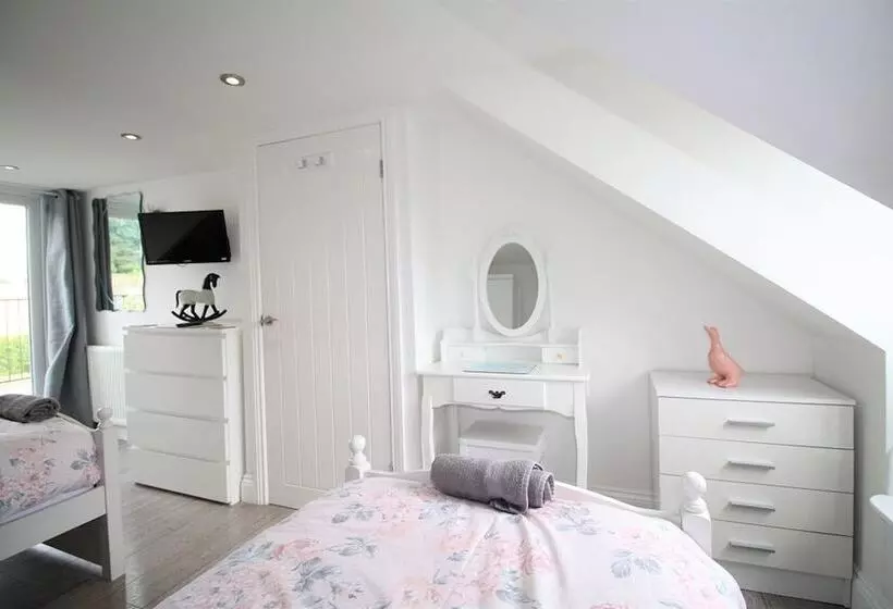 3 Bedrooms 2 Bath Cottage Balcony Garden Dogs Free