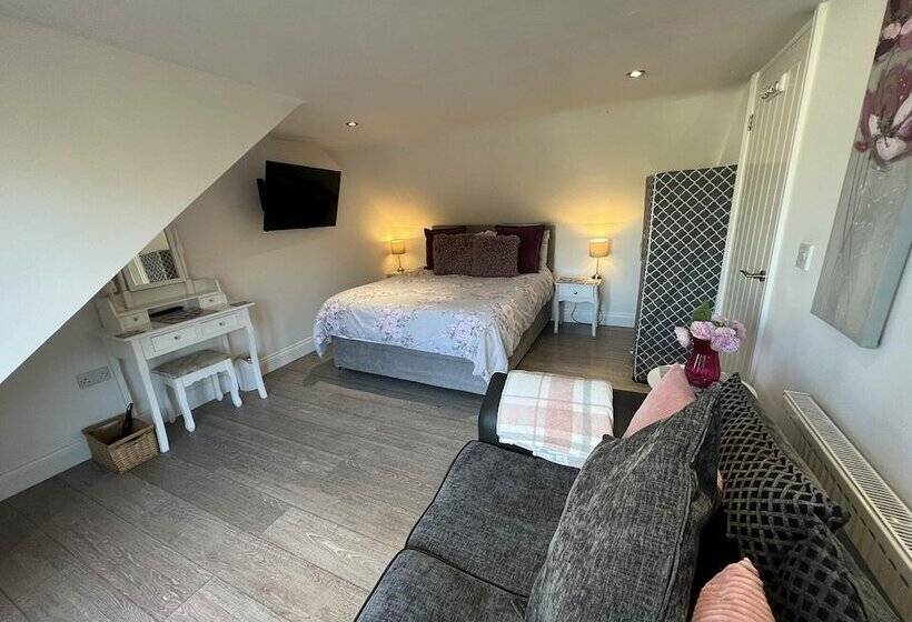 3 Bedrooms 2 Bath Cottage Balcony Garden Dogs Free