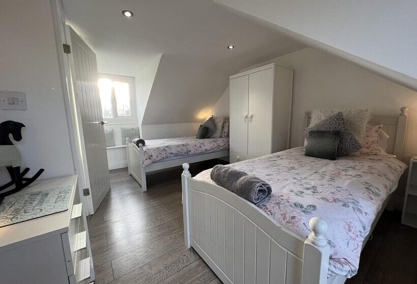 3 Bedrooms 2 Bath Cottage Balcony Garden Dogs Free