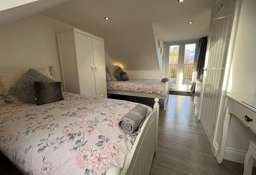 3 Bedrooms 2 Bath Cottage Balcony Garden Dogs Free