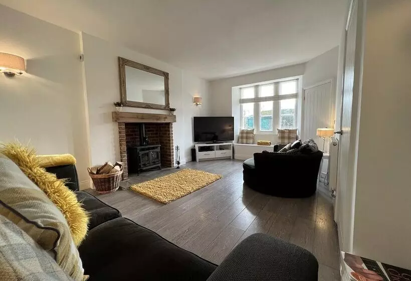 3 Bedrooms 2 Bath Cottage Balcony Garden Dogs Free