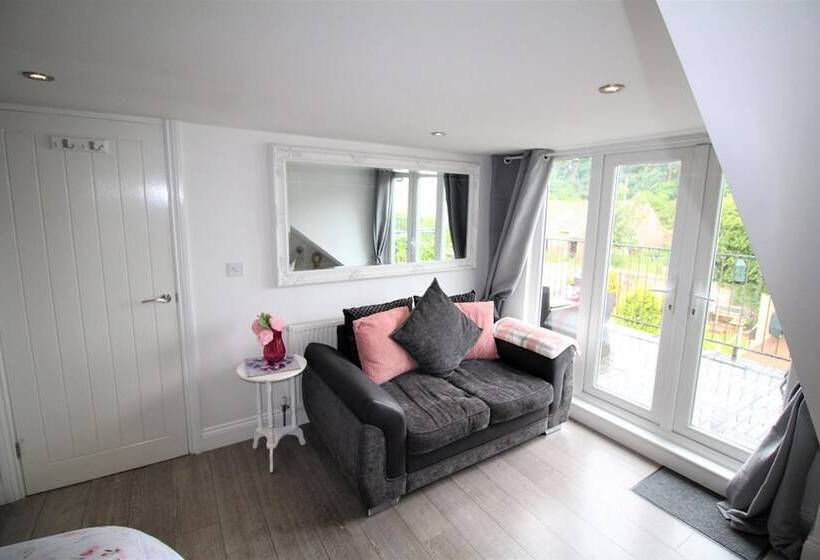 3 Bedrooms 2 Bath Cottage Balcony Garden Dogs Free