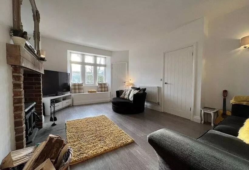 3 Bedrooms 2 Bath Cottage Balcony Garden Dogs Free