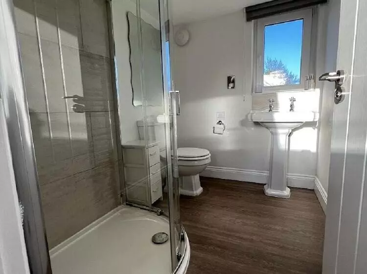 3 Bedrooms 2 Bath Cottage Balcony Garden Dogs Free