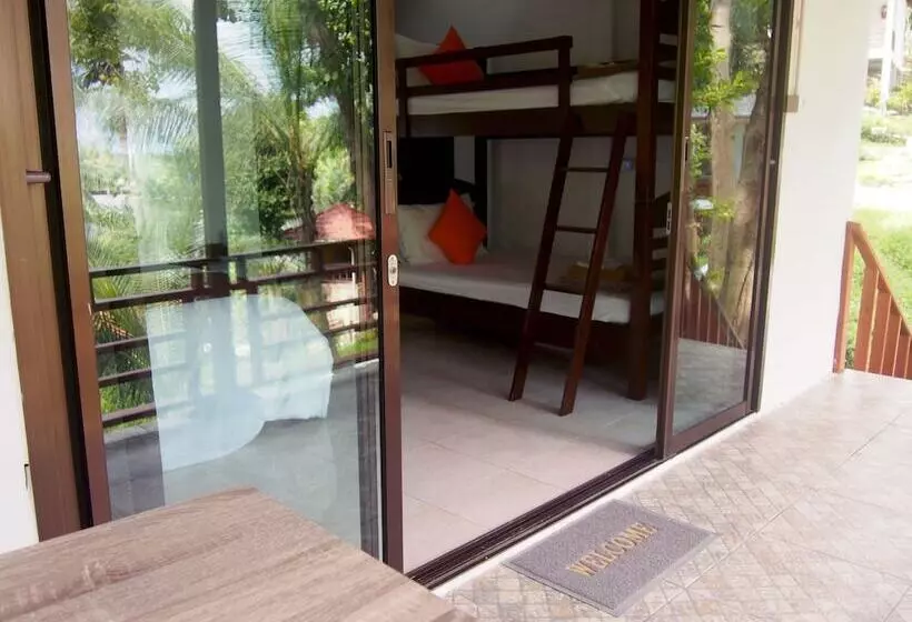 هتل Chareena Beachside