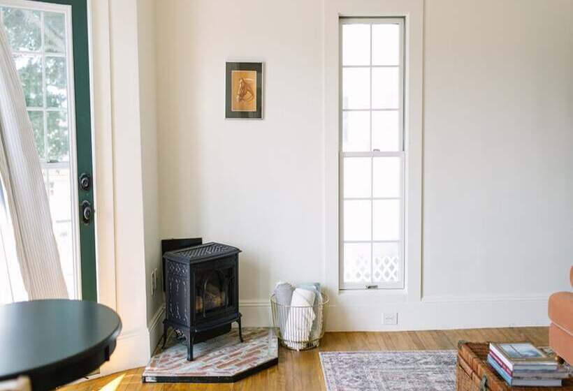 בית מלון כפרי Admirals Quarters Inn