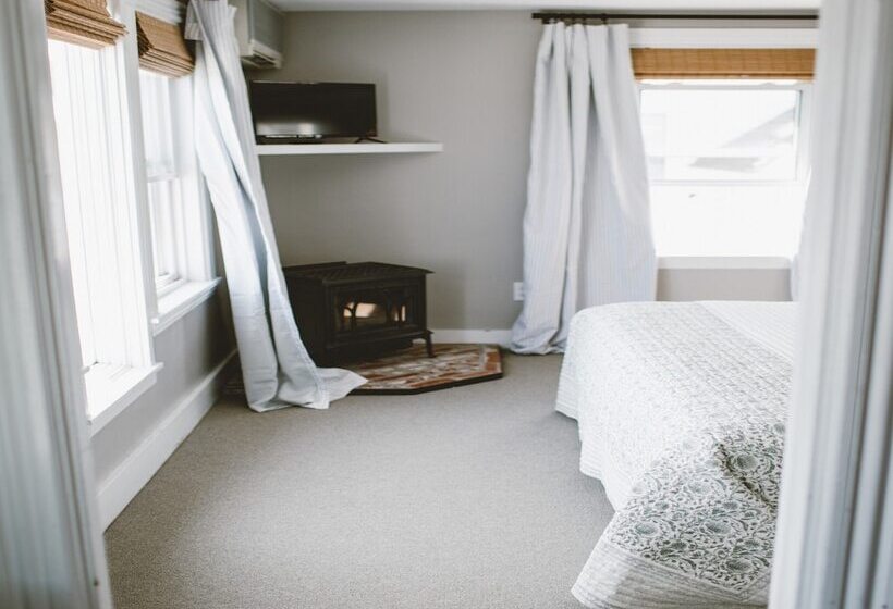 בית מלון כפרי Admirals Quarters Inn