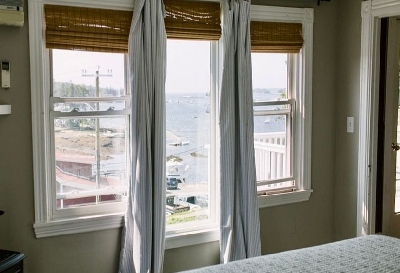 בית מלון כפרי Admirals Quarters Inn