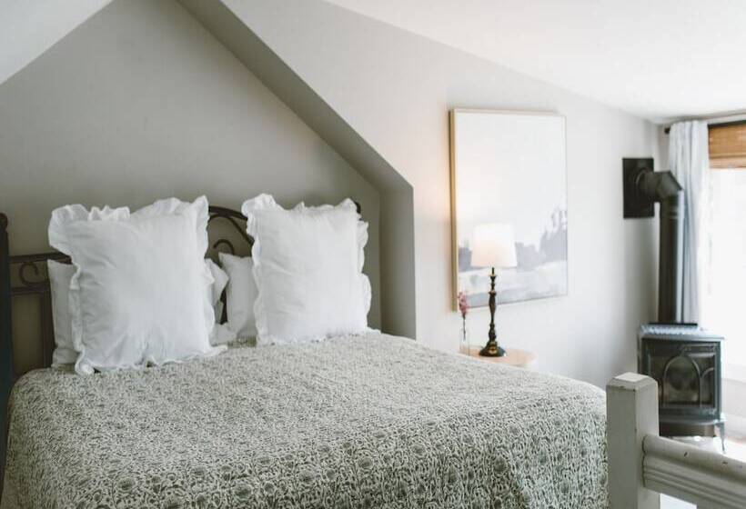 בית מלון כפרי Admirals Quarters Inn