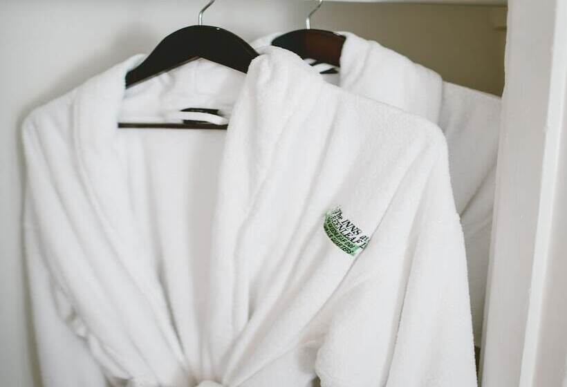 בית מלון כפרי Admirals Quarters Inn