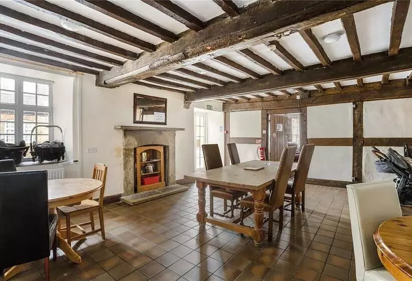 Hotelli Plas Bellin Hall