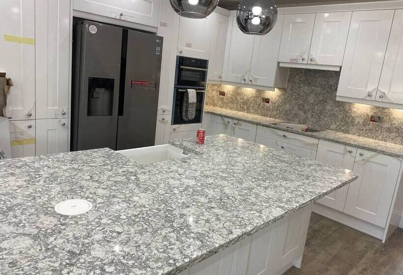 住所 Lovely 3 Bed House In Potters Bar Jacuzzi & 75inch