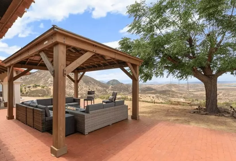 Slice Of Heaven By Avantstay Breathtaking Views!