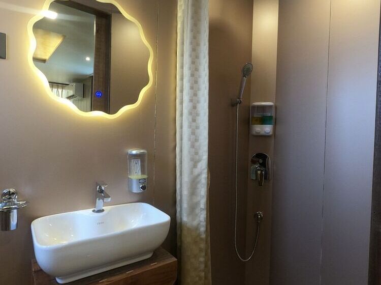 فندق Out Of Box Living