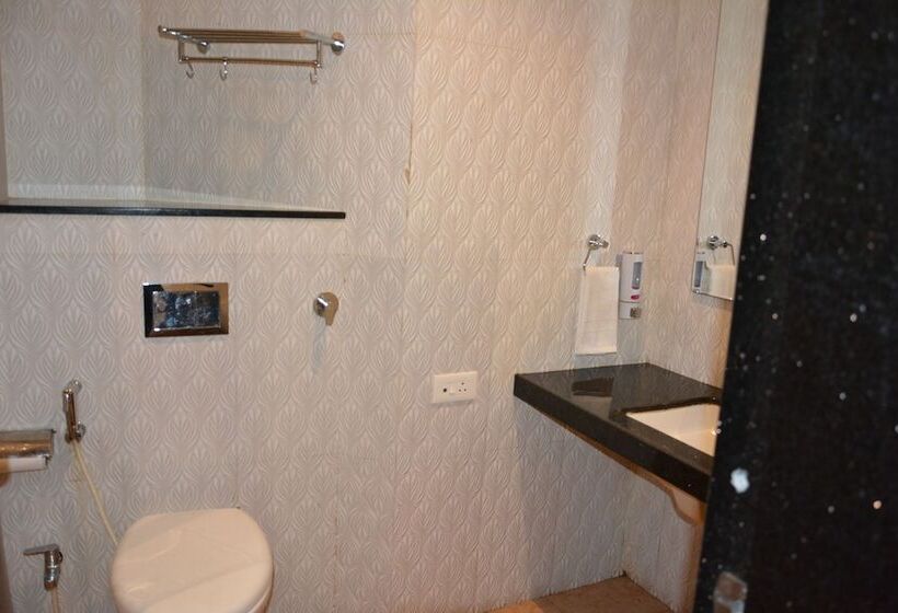 ホテル The Grand Neelam