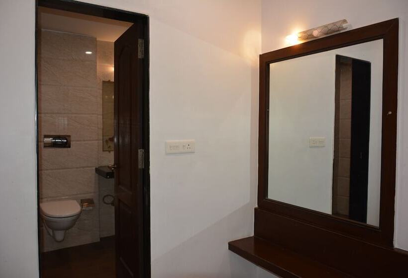 ホテル The Grand Neelam