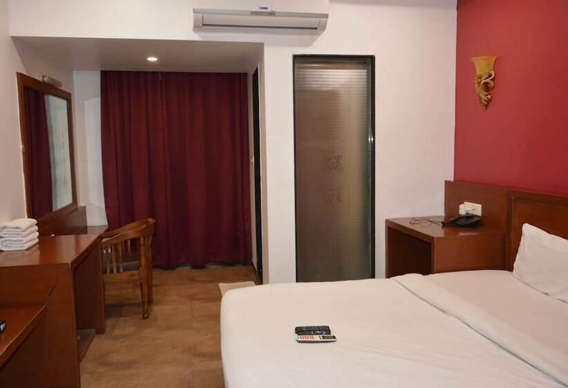 ホテル The Grand Neelam