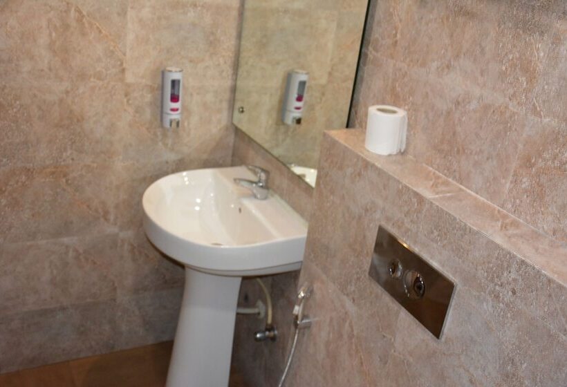 ホテル The Grand Neelam