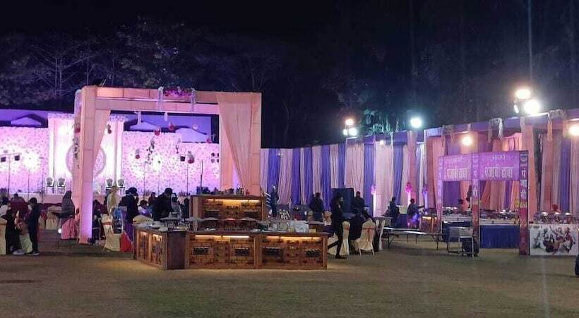 ホテル The Grand Neelam