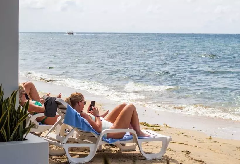 هتل Luna Beach Luxury Boutique Beach Front Resort