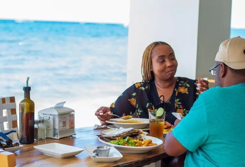 هتل Luna Beach Luxury Boutique Beach Front Resort