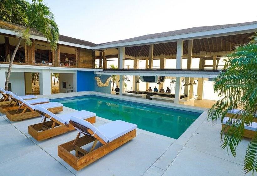 هتل Luna Beach Luxury Boutique Beach Front Resort