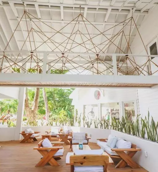 هتل Luna Beach Luxury Boutique Beach Front Resort