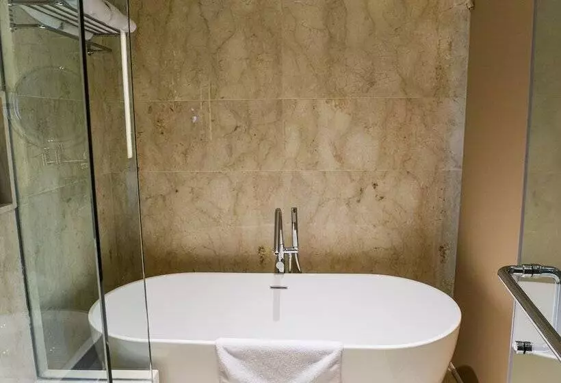 Hotelli Marianna Resort & Convention Tuktuk Samosir