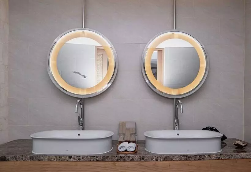 Hotelli Marianna Resort & Convention Tuktuk Samosir