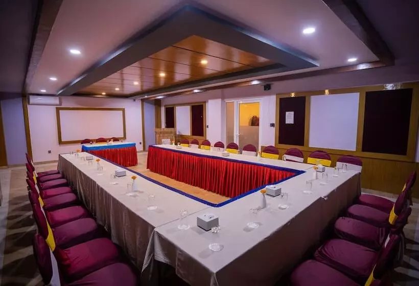 هتل Pauwa Pokhara