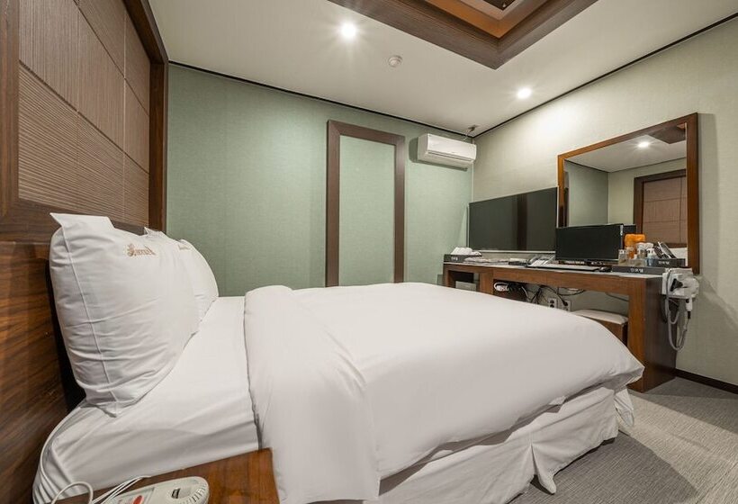 מוטל Chuncheon Hound Hotel Namchuncheon Station