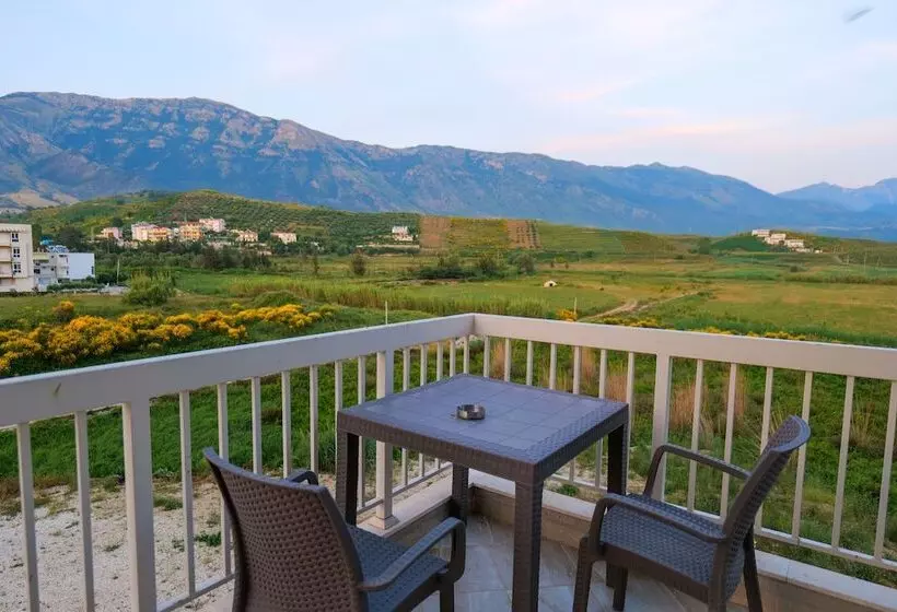 The Peak Hotel & Lounge
