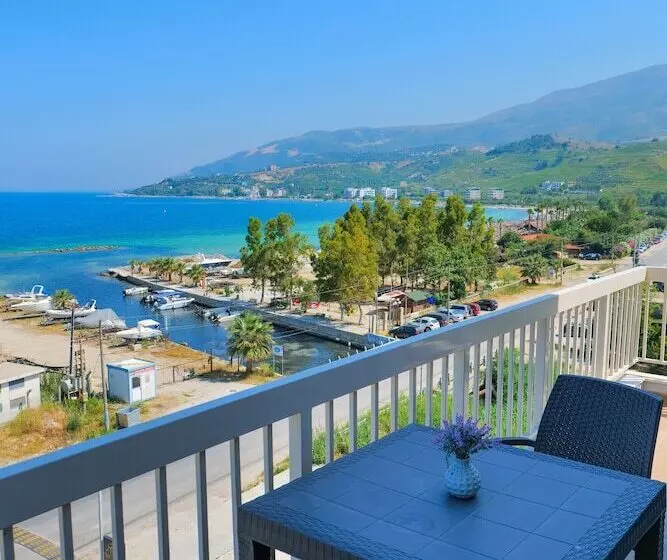 The Peak Hotel & Lounge