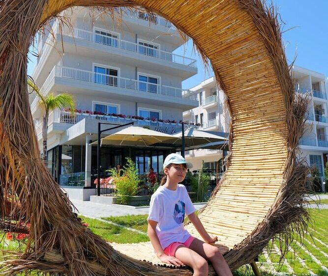 The Peak Hotel & Lounge