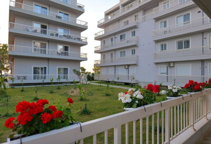 The Peak Hotel & Lounge