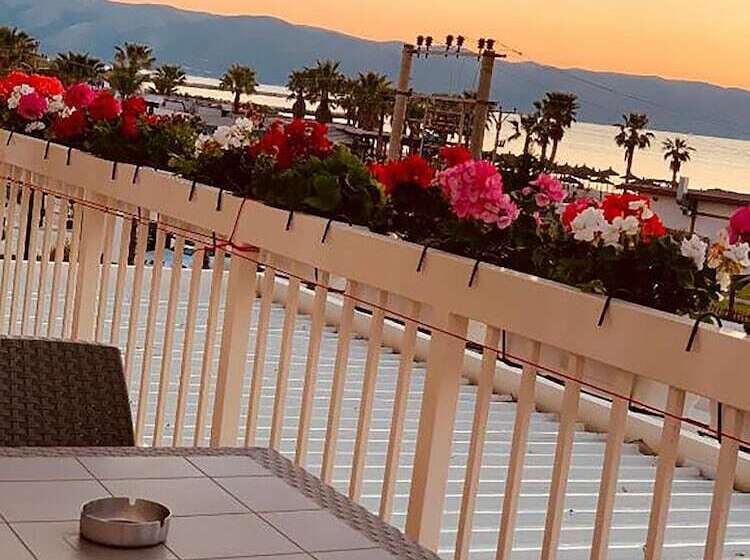 The Peak Hotel & Lounge